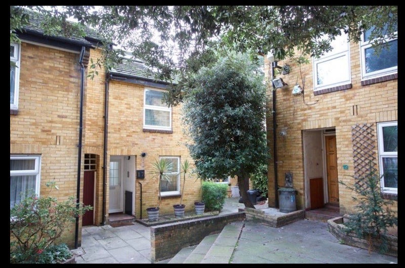 Room Holm Oak Close in Greater London