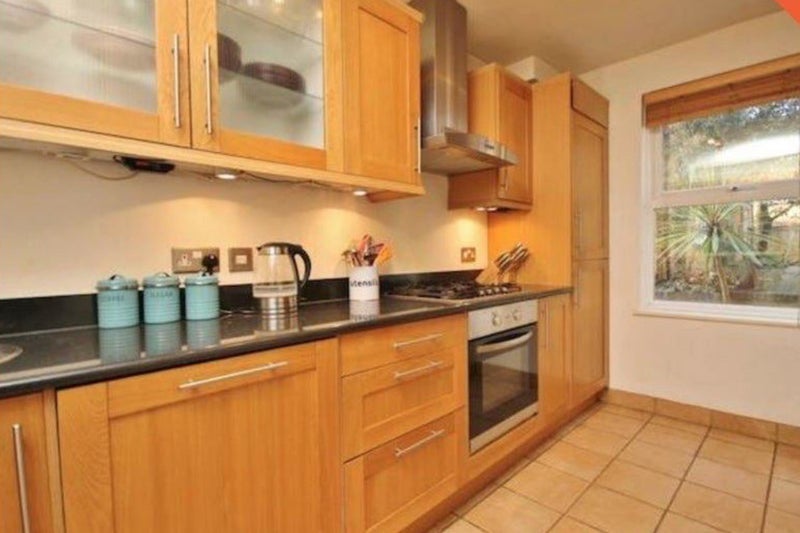 Room Holm Oak Close in Greater London