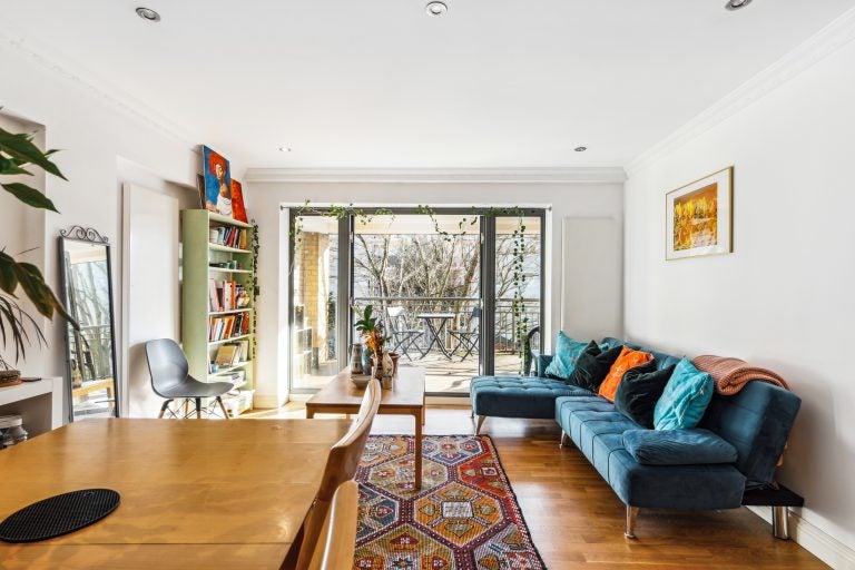 Flat Woodseer Street in Greater London