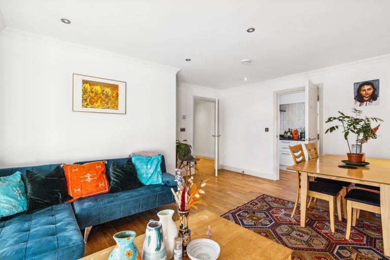 Flat Woodseer Street in Greater London