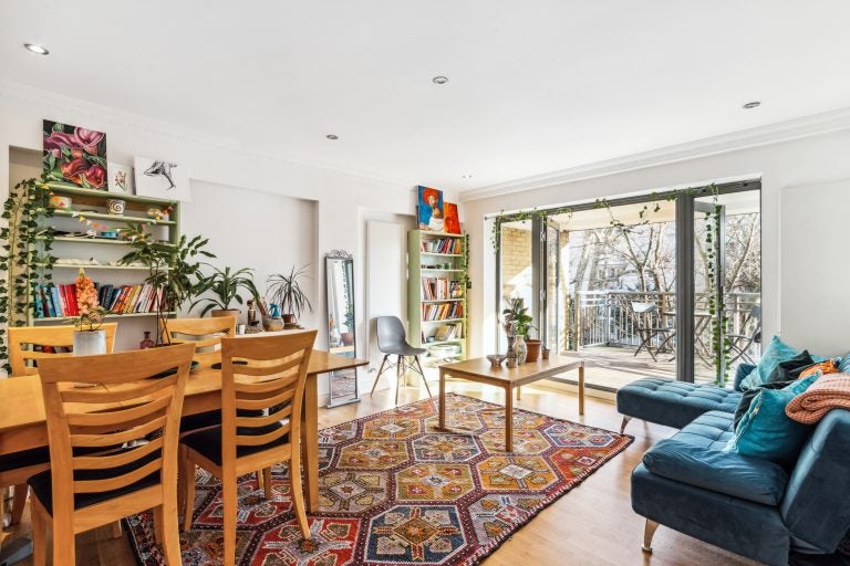 Flat Woodseer Street in Greater London