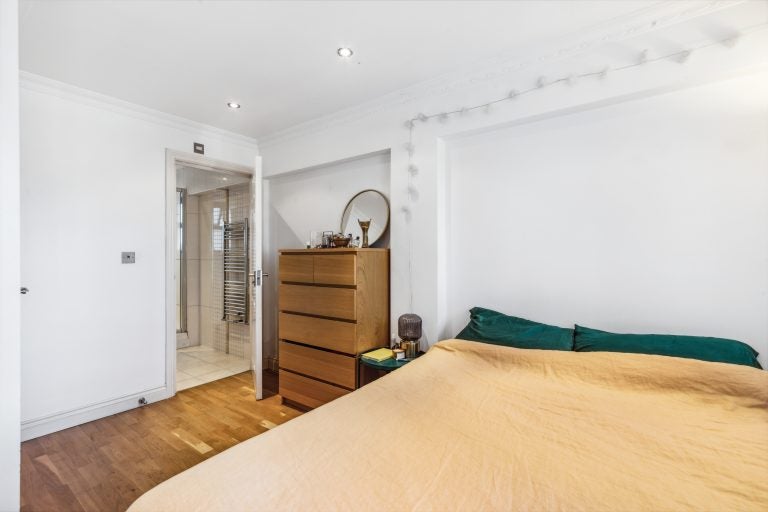 Flat Woodseer Street in Greater London
