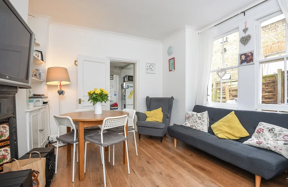 Flat Garratt Terrace in Greater London