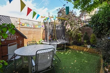Flat Garratt Terrace in Greater London