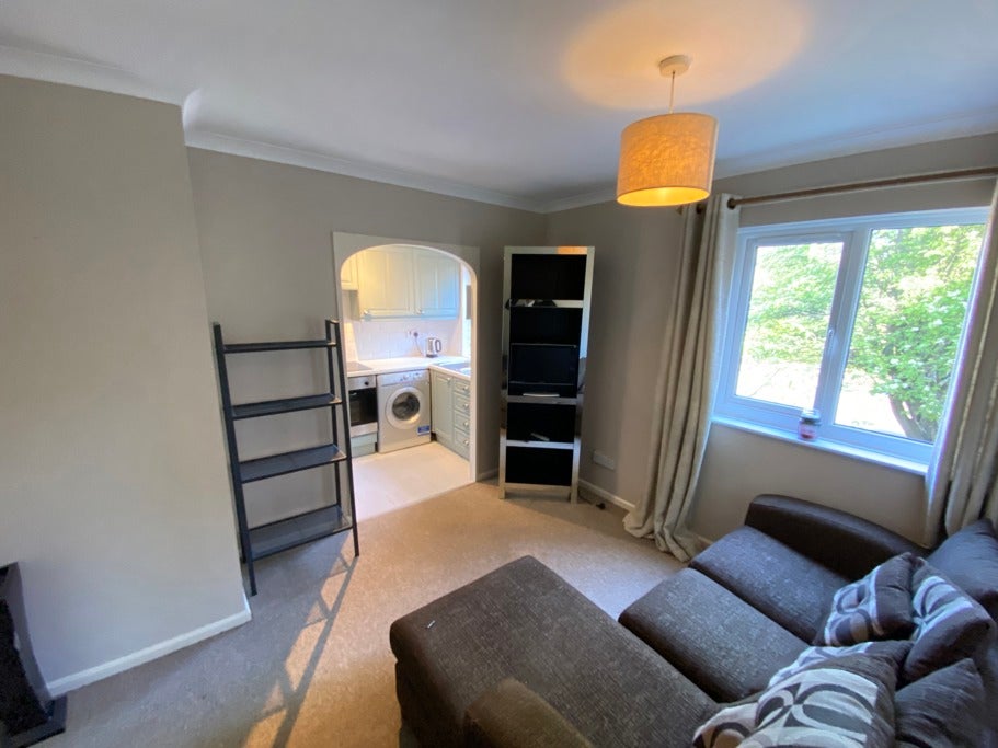 Flat Chantrell Court in Leeds