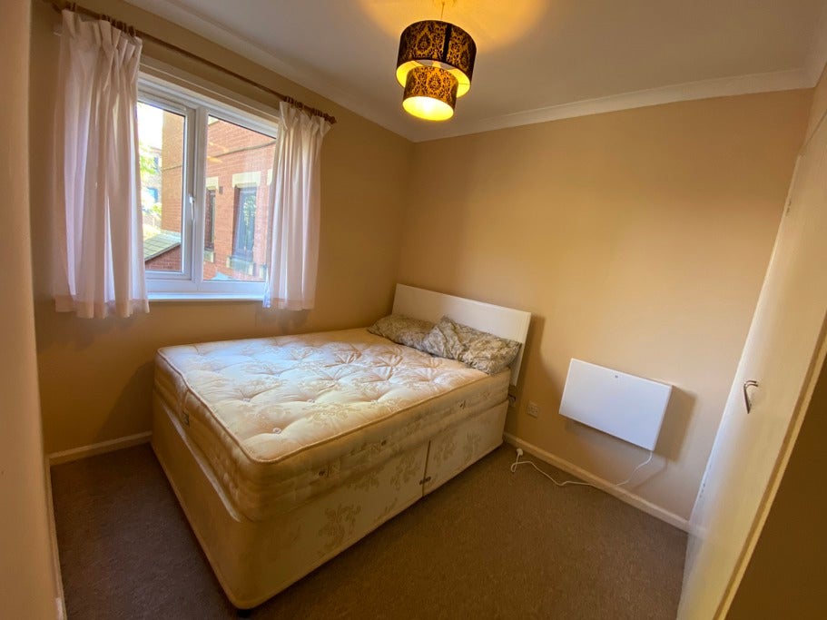 Flat Chantrell Court in Leeds