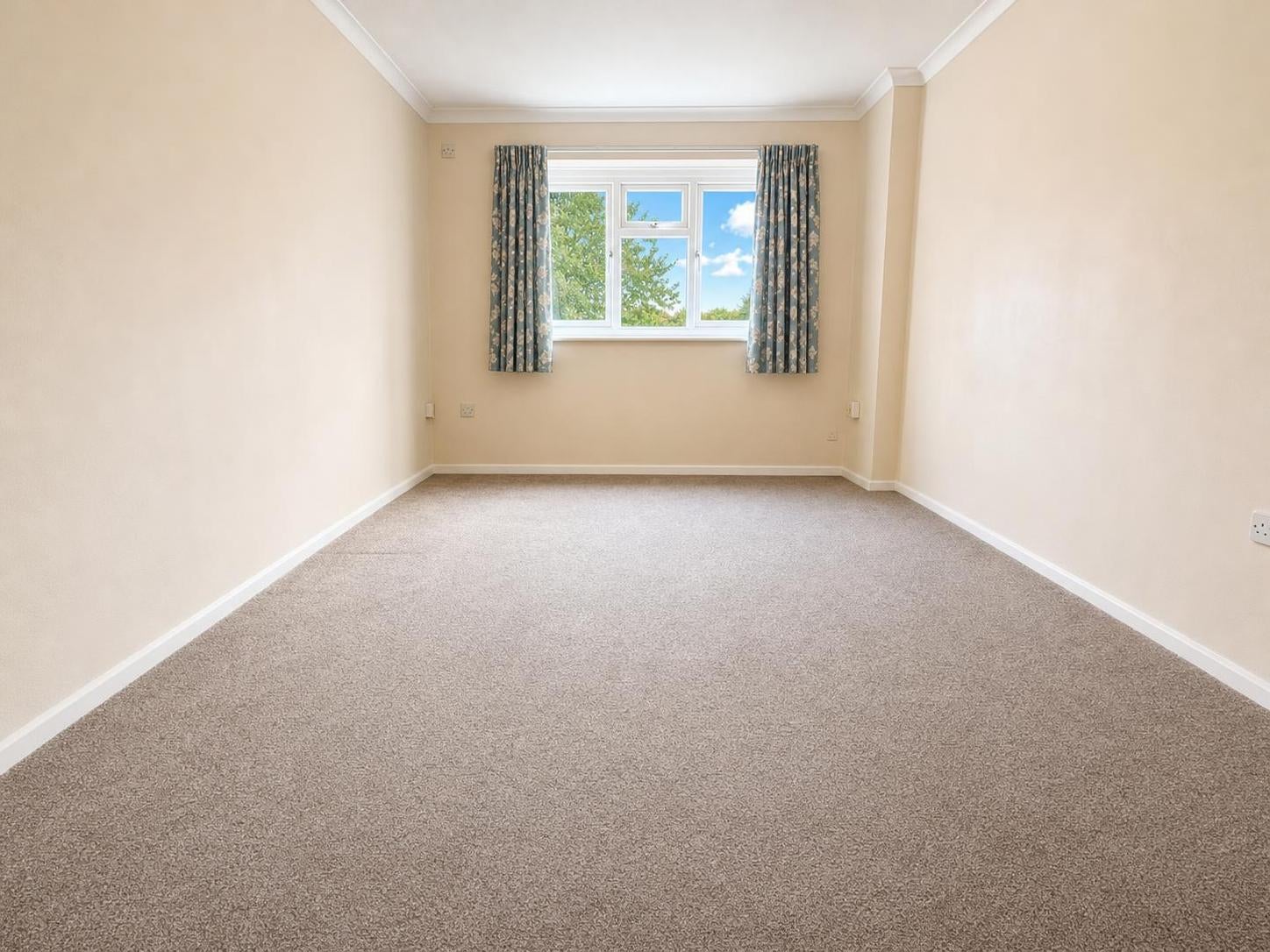 Flat Redmayne Drive in Chelmsford