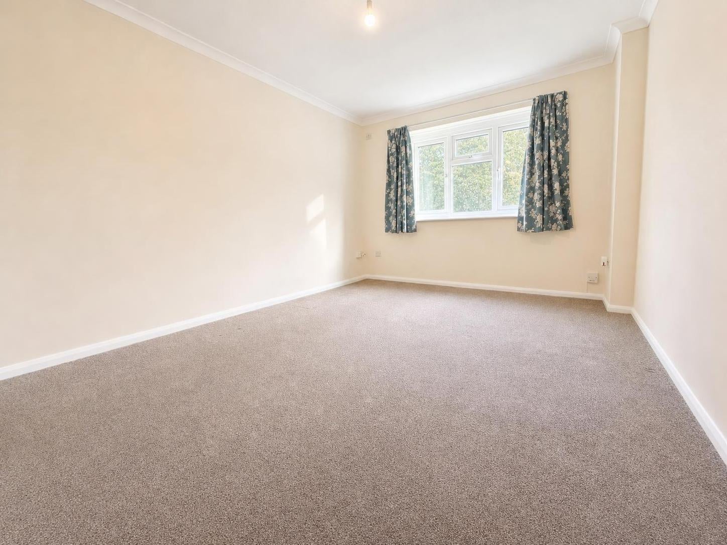 Flat Redmayne Drive in Chelmsford