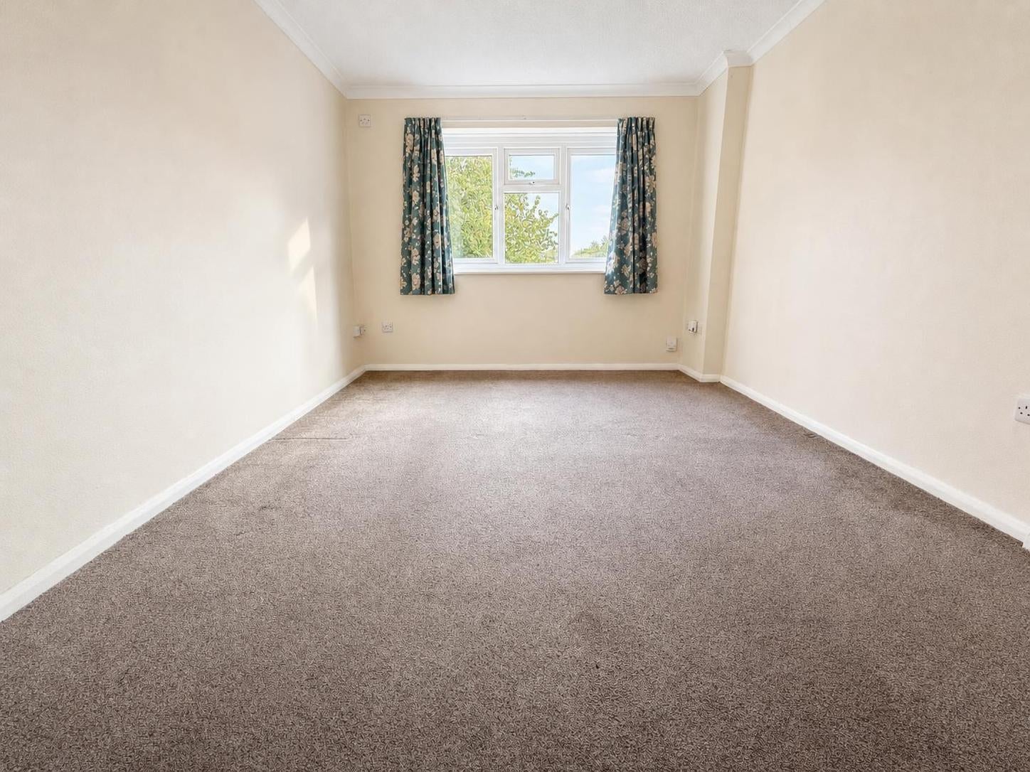 Flat Redmayne Drive in Chelmsford
