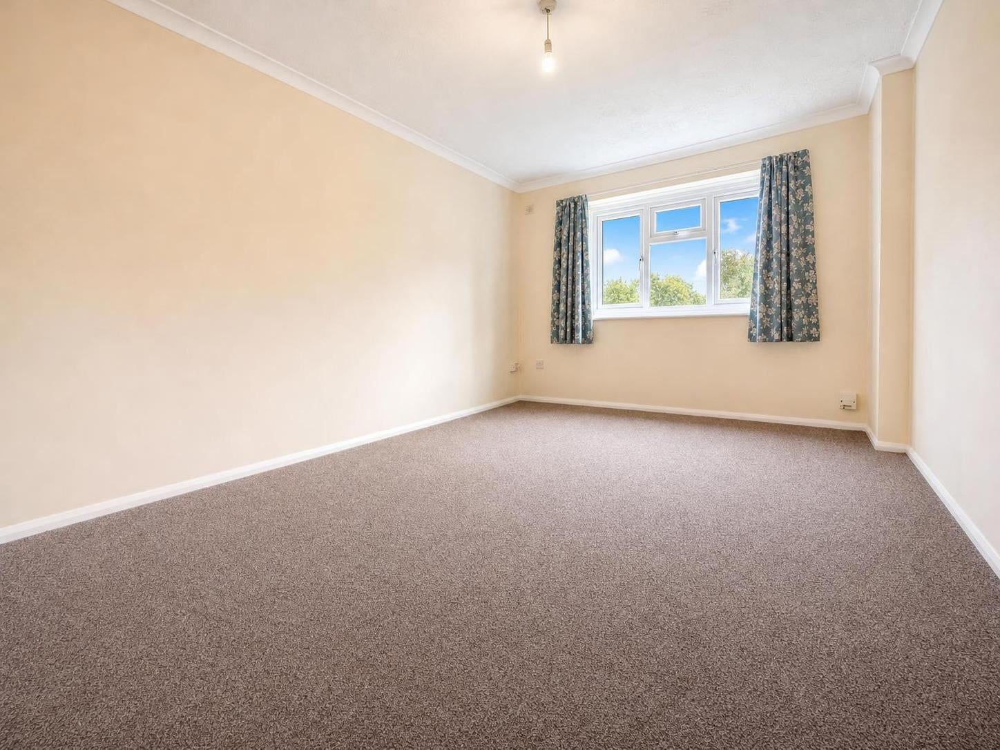 Flat Redmayne Drive in Chelmsford