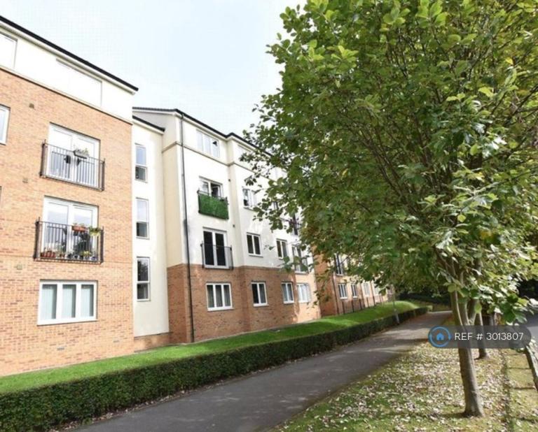 Flat Holly Way in Leeds