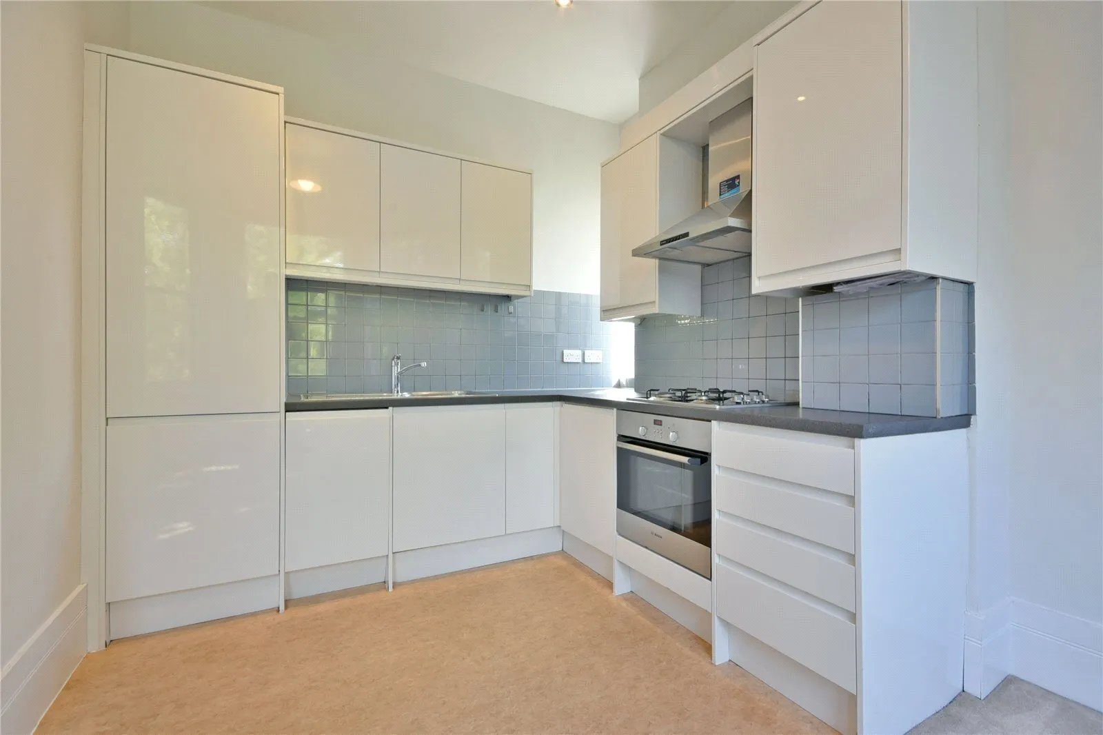 Room Willesden Lane in Greater London
