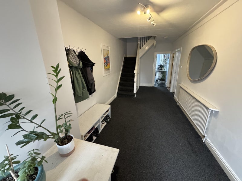 Room Raynes Road in Bristol