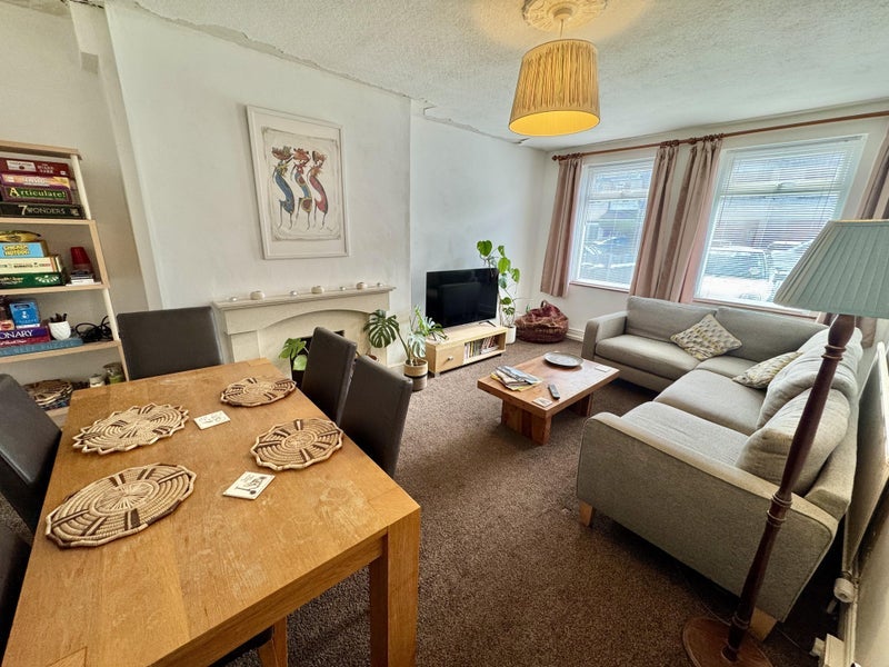 Room Raynes Road in Bristol