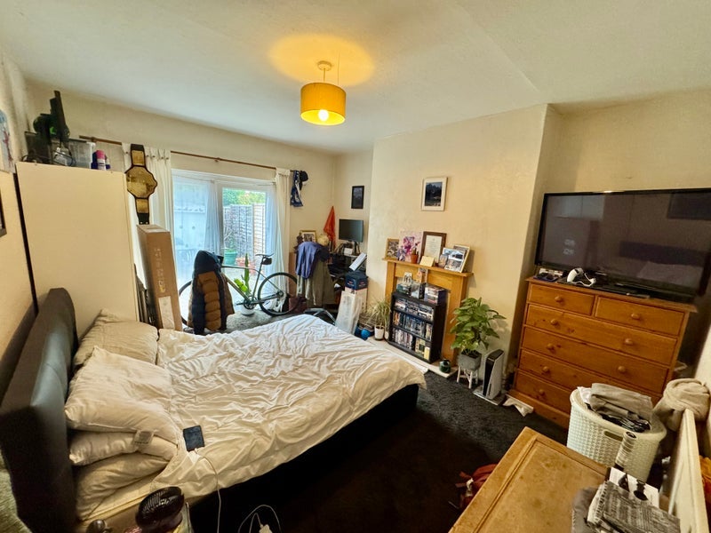 Room Raynes Road in Bristol