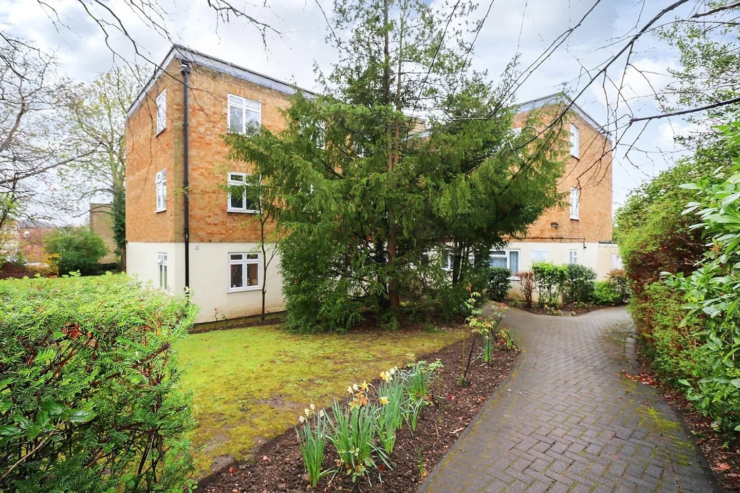 Flat Mount Avenue in Greater London