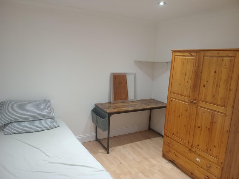 Room Hallywell Crescent in Greater London