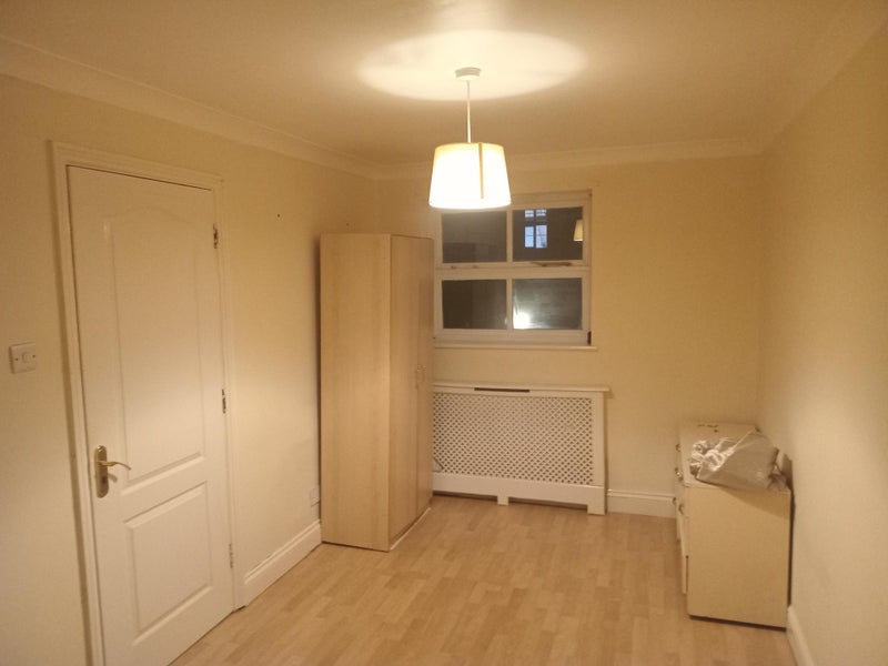 Room Hallywell Crescent in Greater London