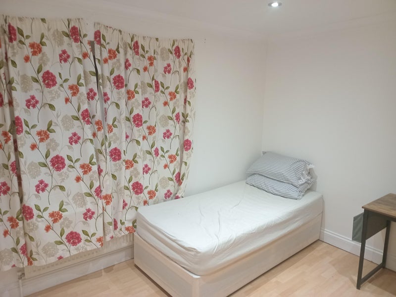 Room Hallywell Crescent in Greater London