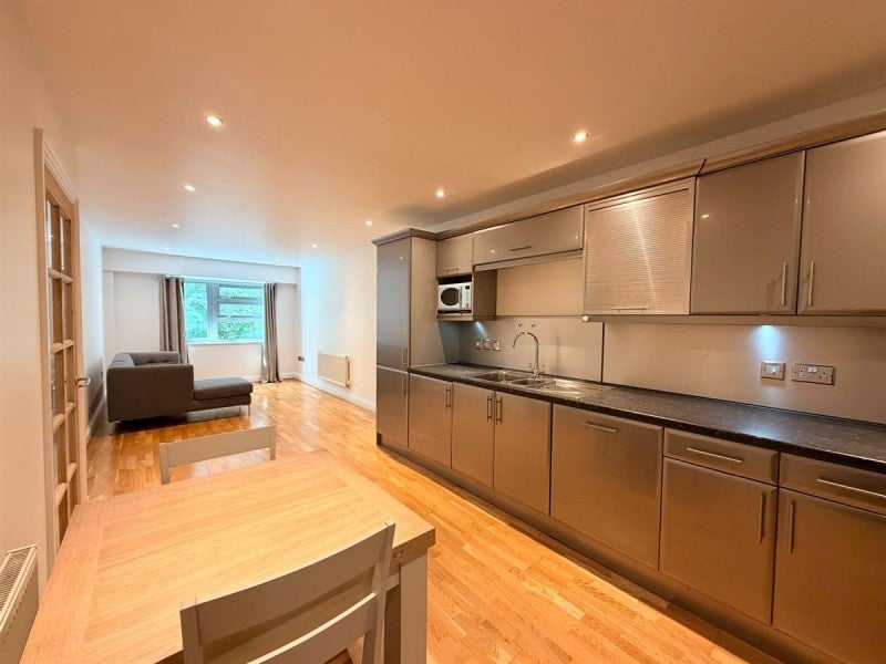 Flat Rotherhithe Street in Greater London