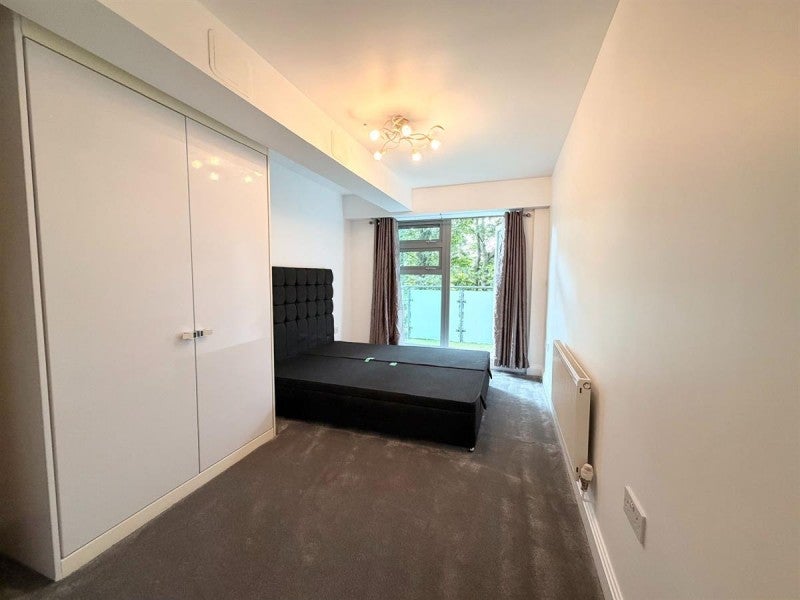 Flat Rotherhithe Street in Greater London
