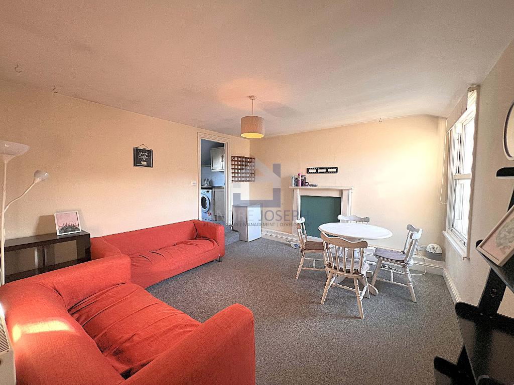 Flat Garratt Terrace in Greater London