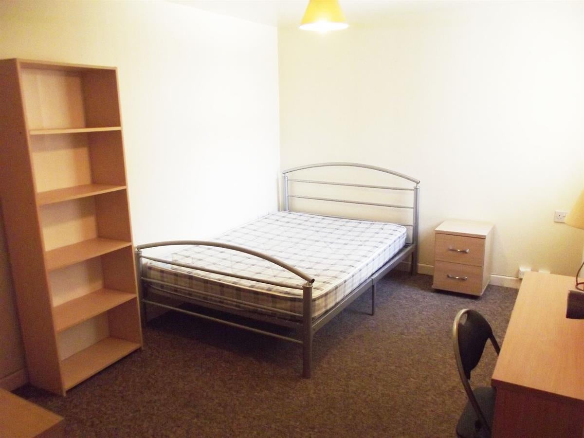 Flat Birchfields Road in Manchester