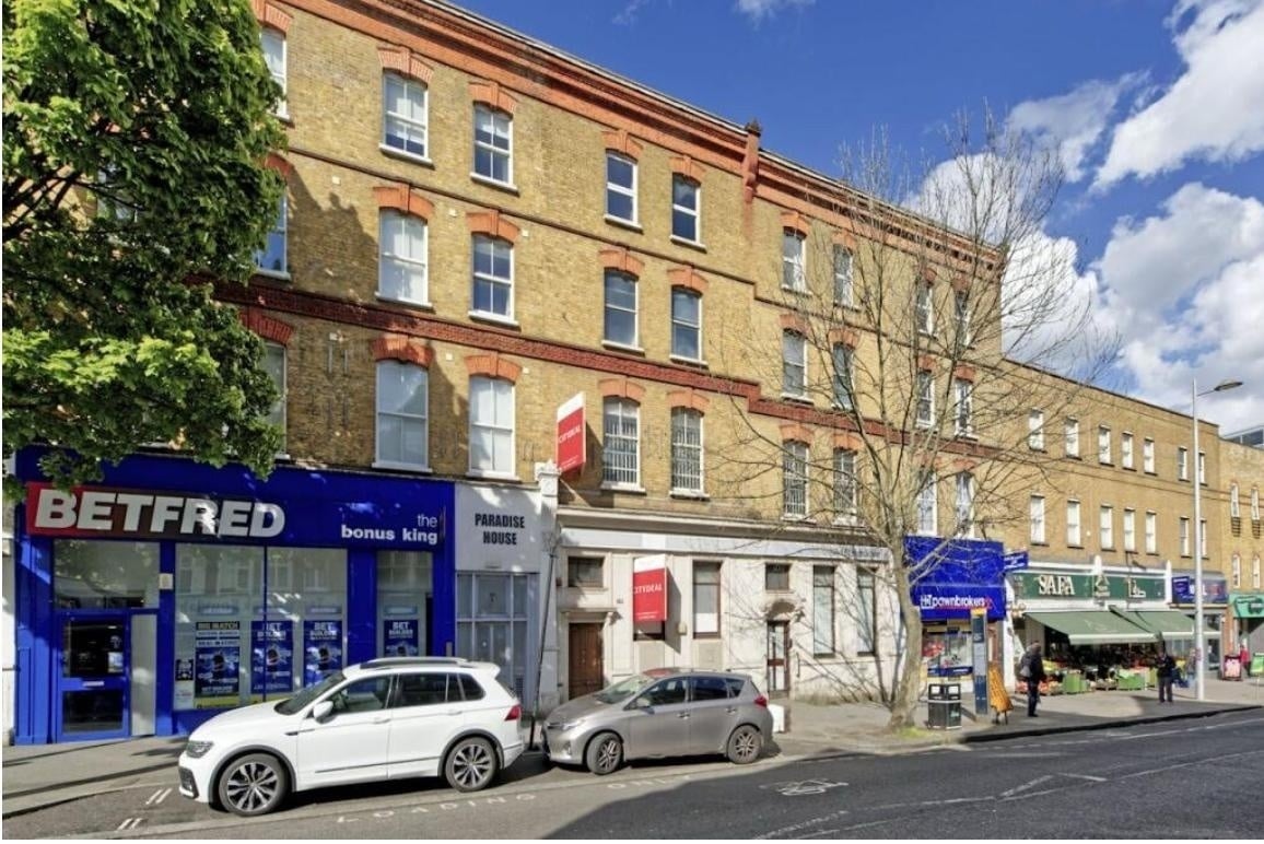 Flat High Street in Greater London