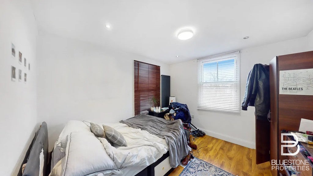 Room Foxbourne Road in Greater London