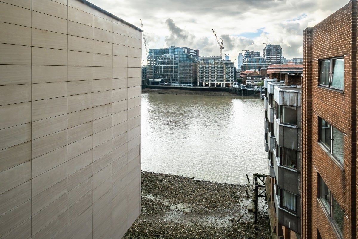 Flat Upper Thames Street in City of London