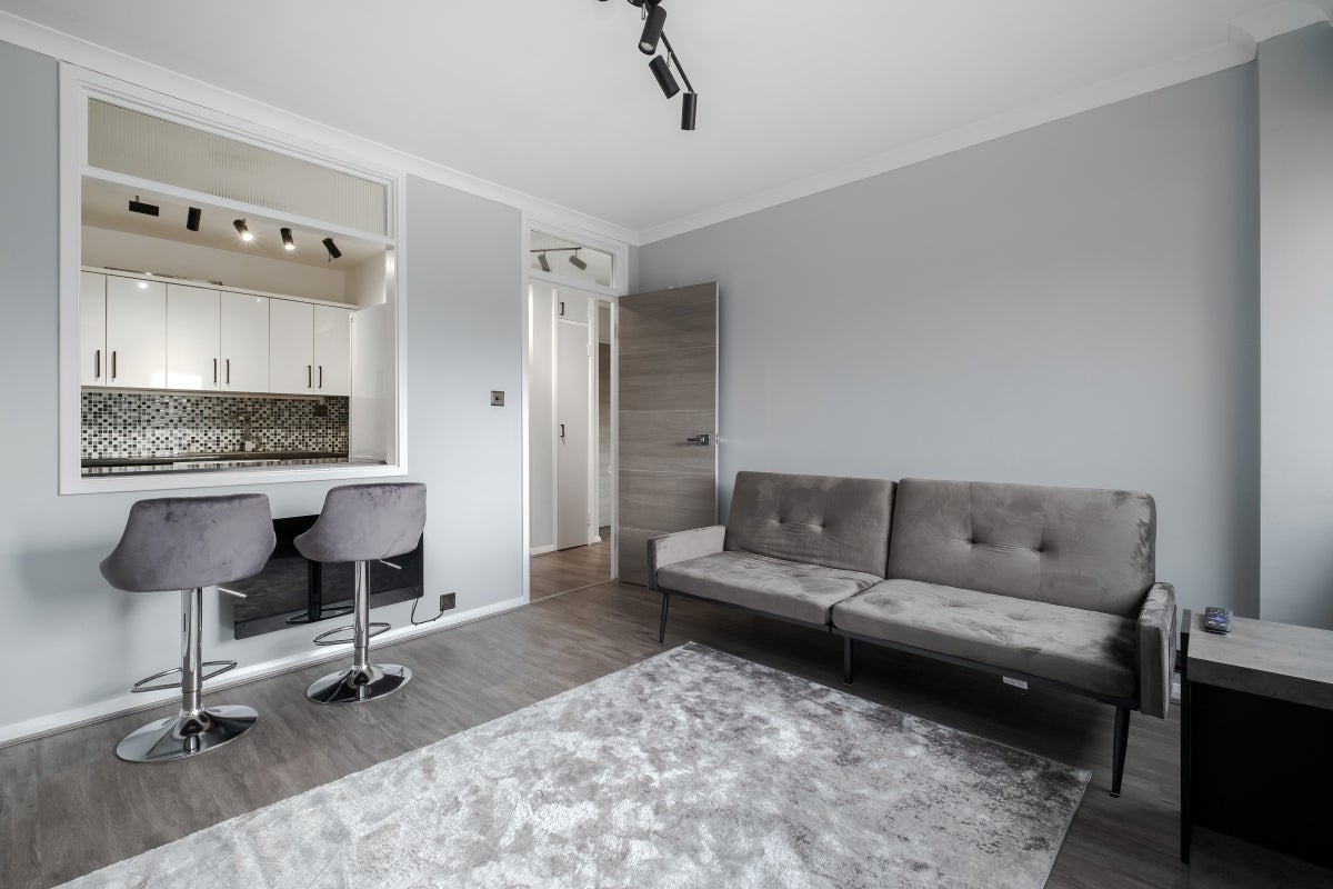 Flat Upper Thames Street in City of London