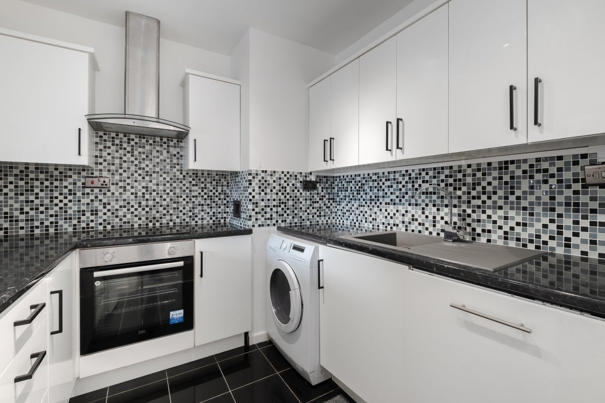 Flat Upper Thames Street in City of London