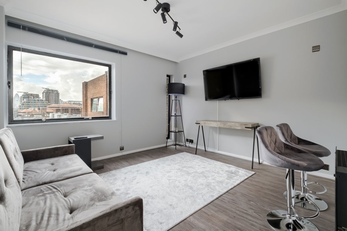 Flat Upper Thames Street in City of London