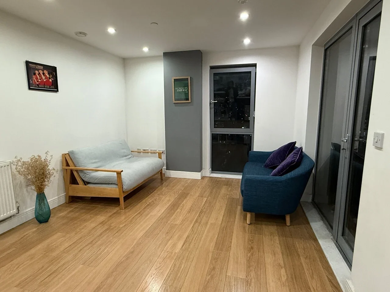 Flat Christian Street in Greater London
