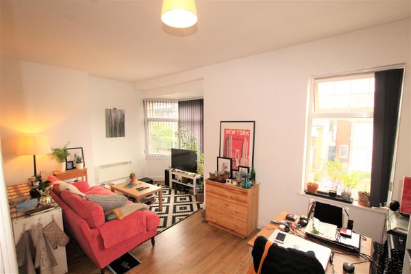 Flat Clarendon Park Road in Leicester