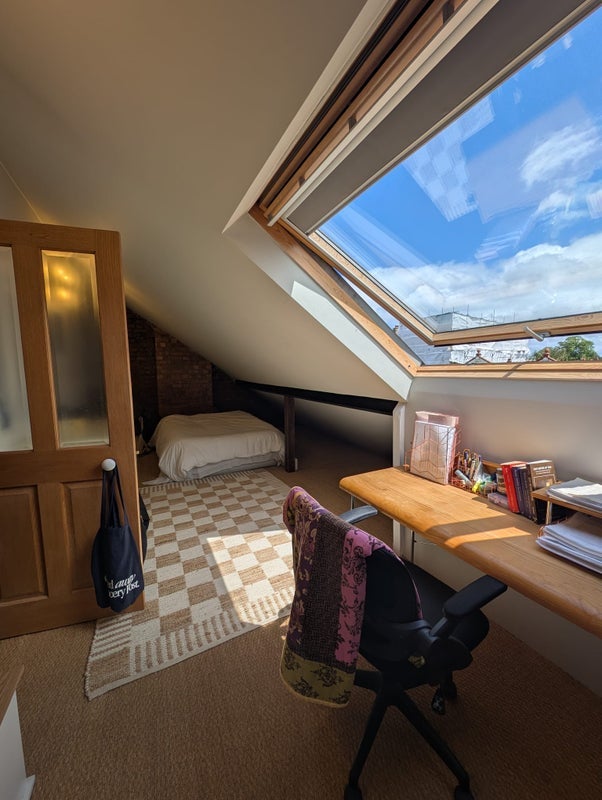Flat Diploma Avenue in Greater London