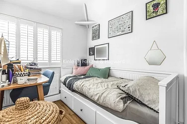 Flat Blakenham Road in Greater London