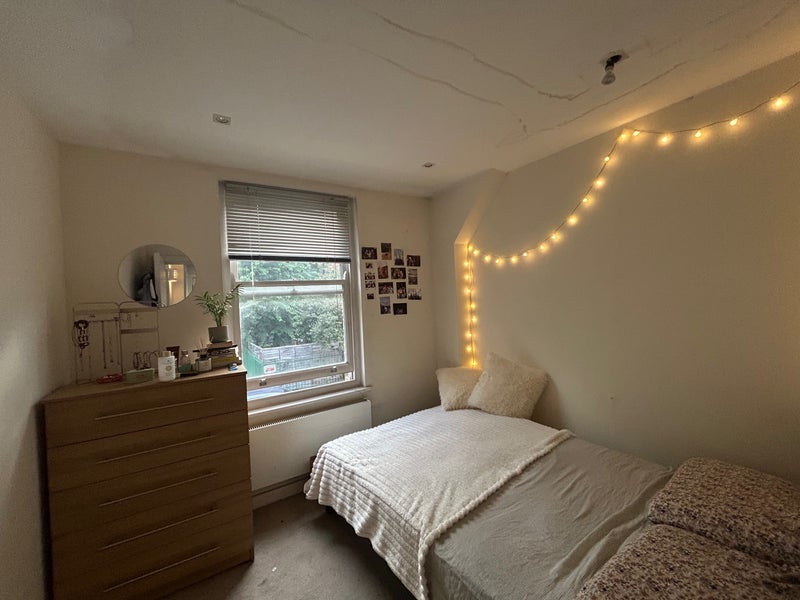 Room Hackney Road in Greater London