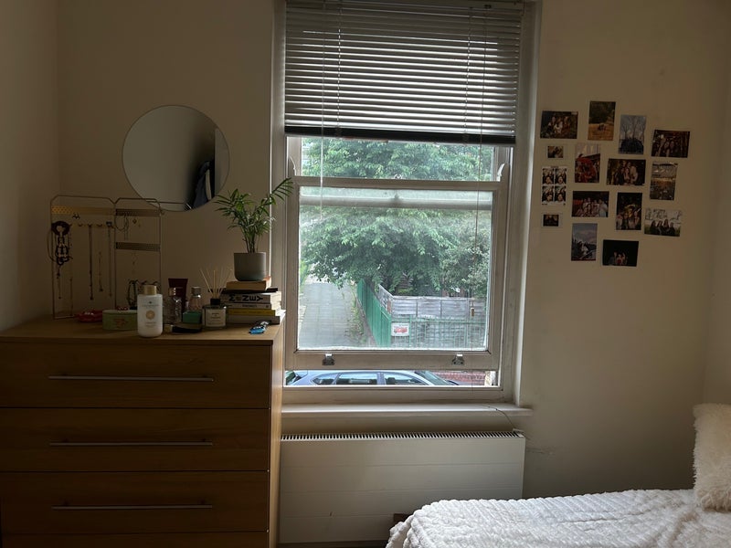 Room Hackney Road in Greater London