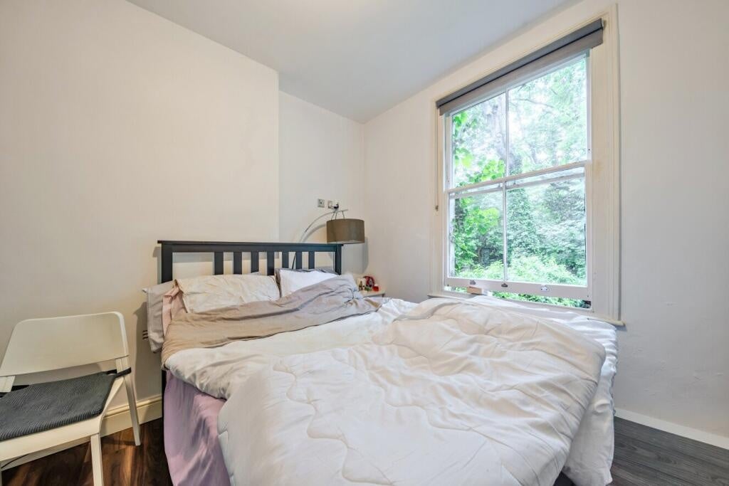 Flat Holland Road in Greater London