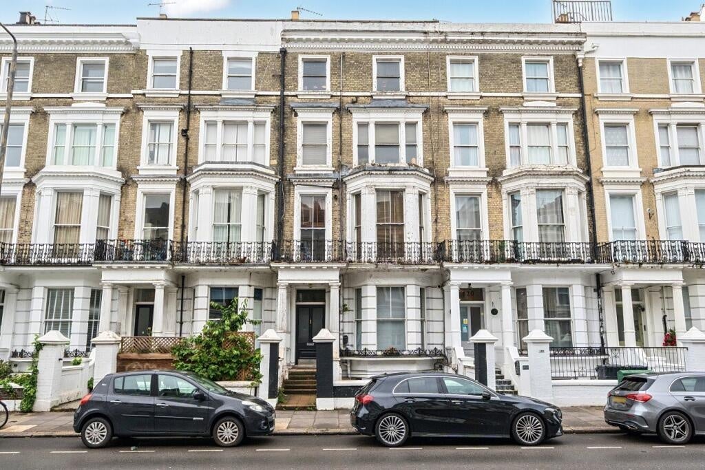 Flat Holland Road in Greater London