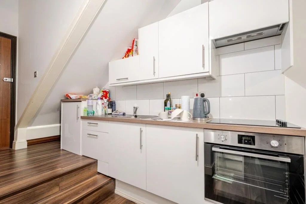 Flat Holland Road in Greater London