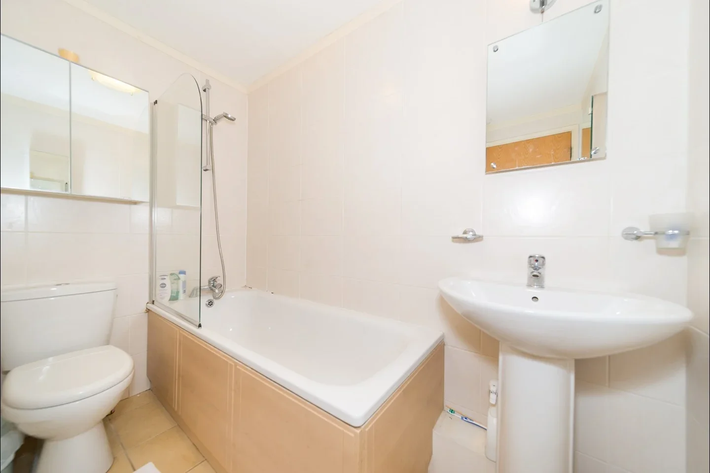 Flat Brompton Park Crescent in Greater London