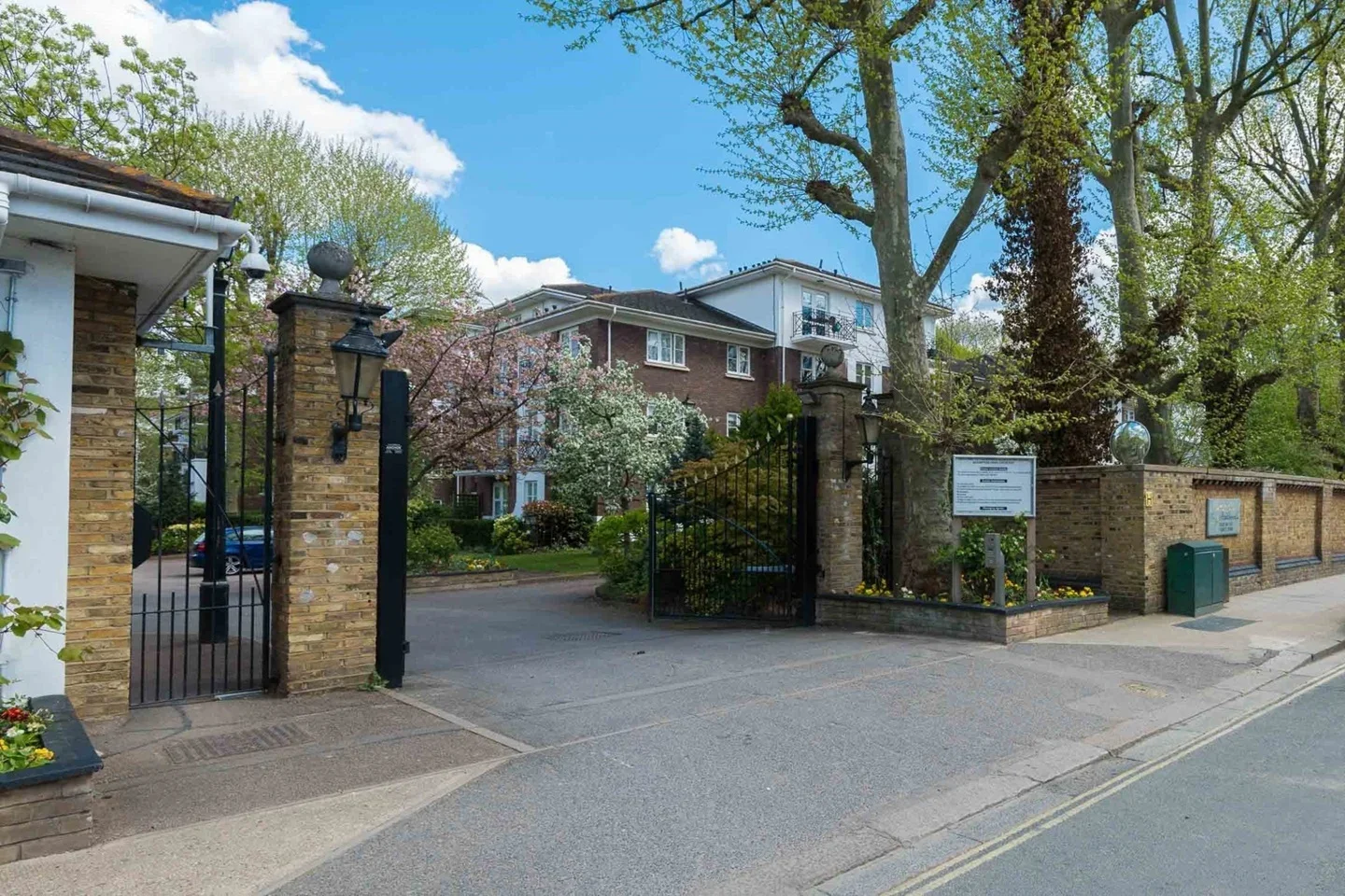 Flat Brompton Park Crescent in Greater London