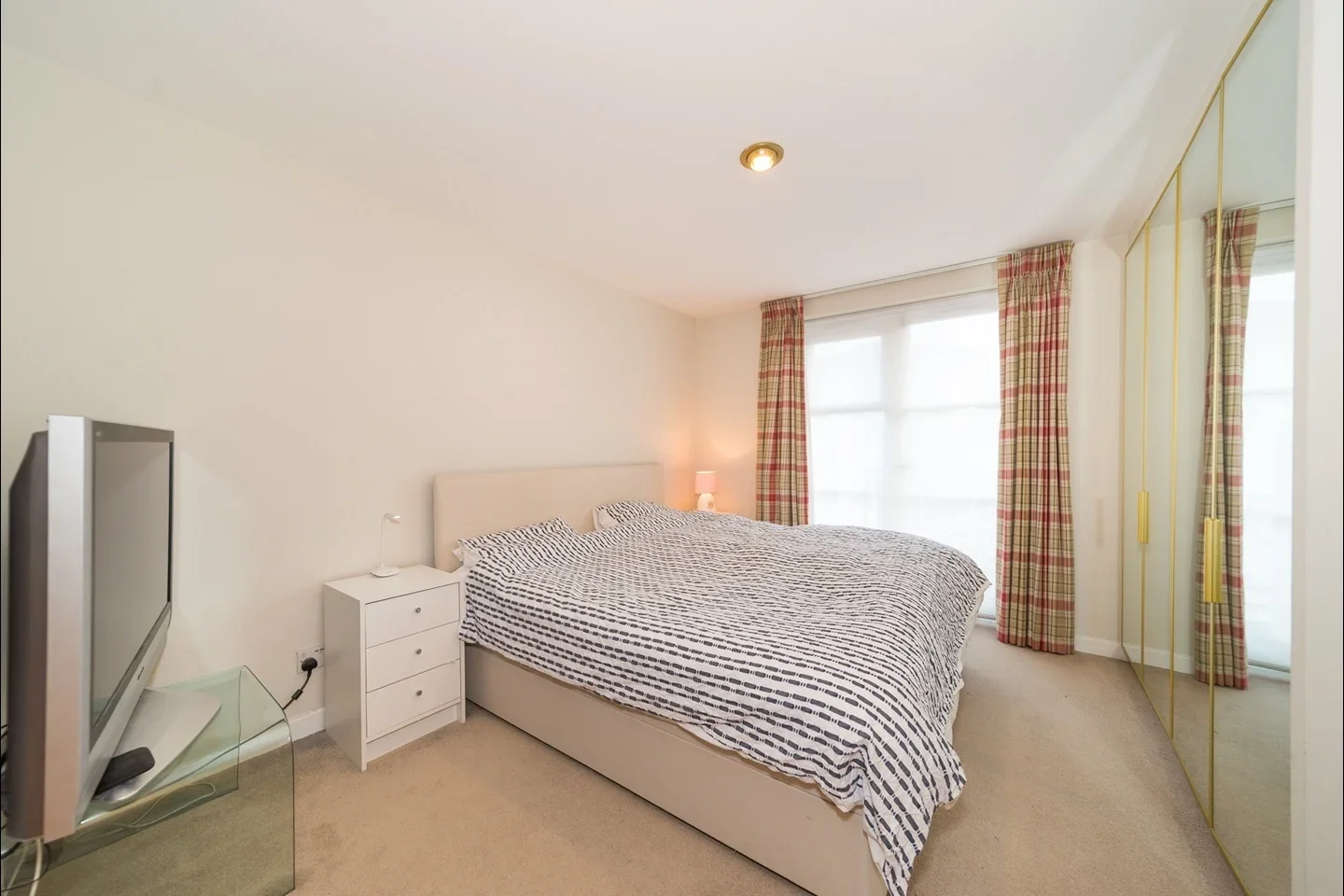 Flat Brompton Park Crescent in Greater London