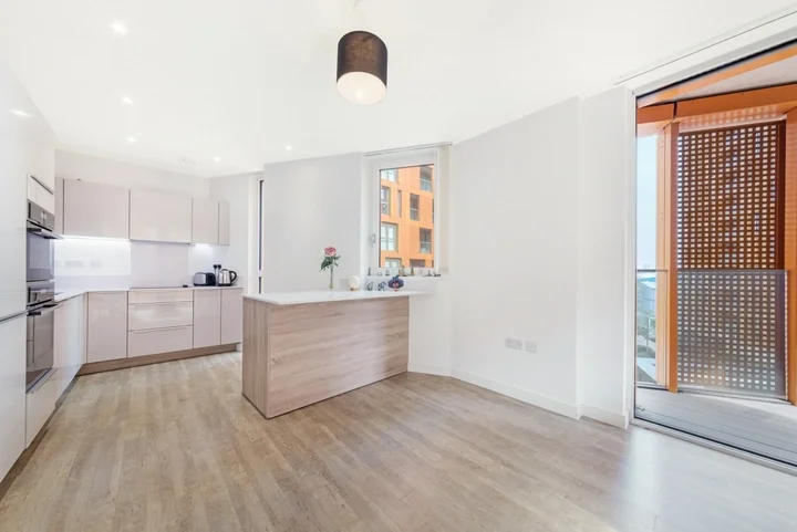 Flat Telcon Way in Greater London