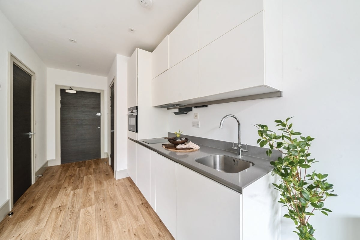 Flat Lawrence Road in Greater London