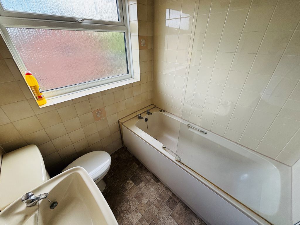 Room St Thomas Drive in Witham Town