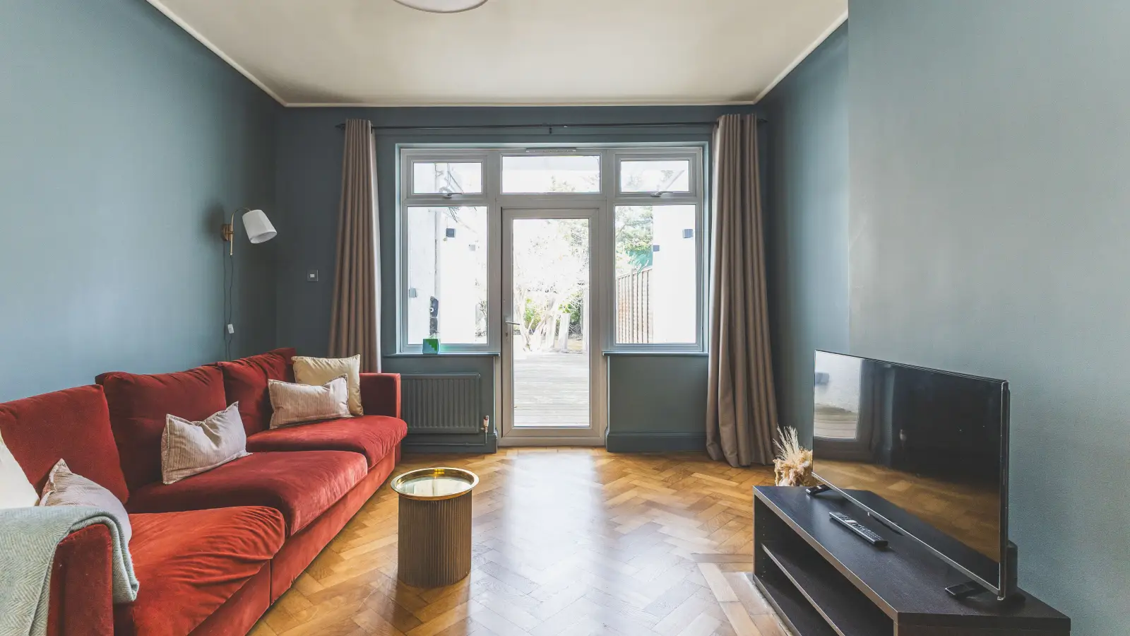Flat Curzon Crescent in Greater London