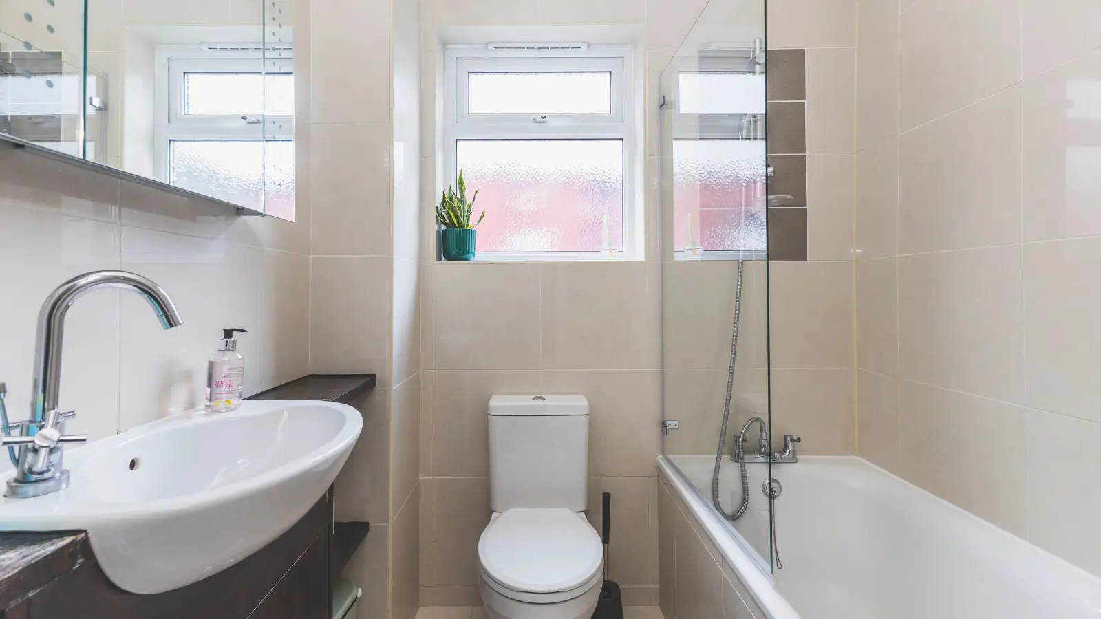 Flat Curzon Crescent in Greater London